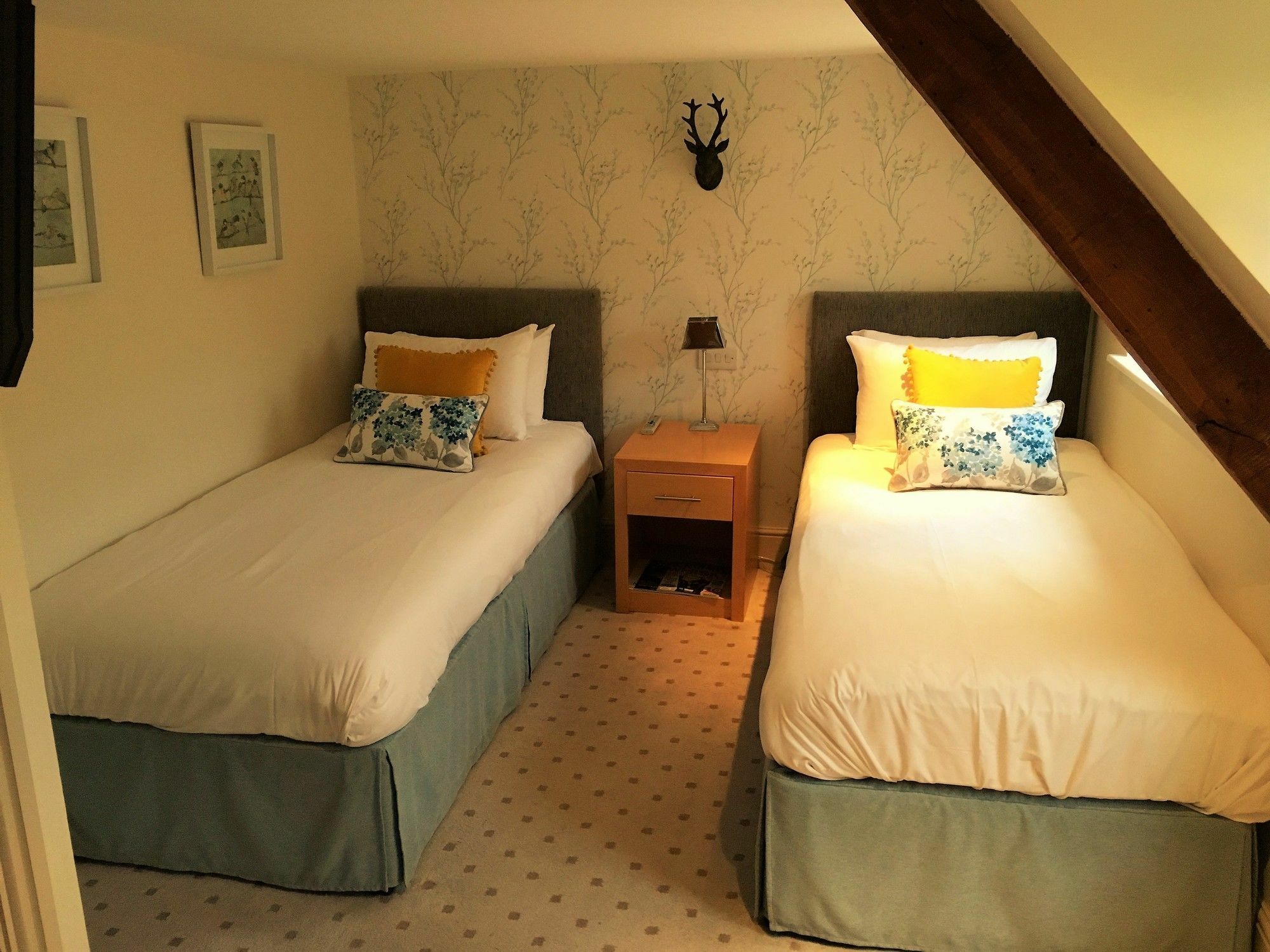The Highworth Hotel Суиндън Екстериор снимка